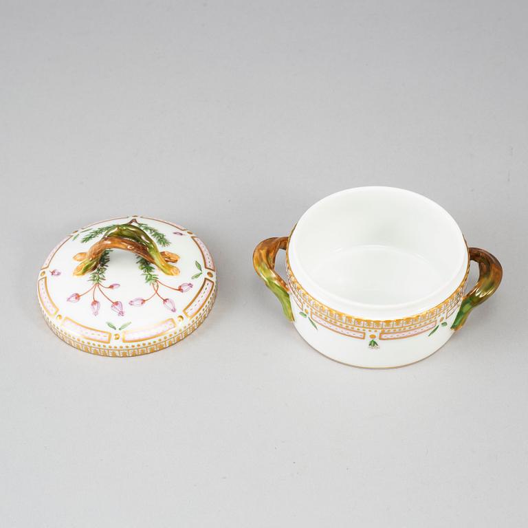 SOCKERSKÅL/LOCKASK/NIPPERASK, porslin, "Flora Danica", Royal Copenhagen, 1900-tal.