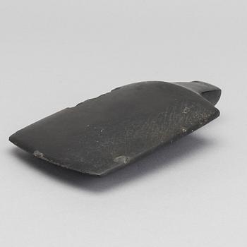 YXHUVUD, svart sten.