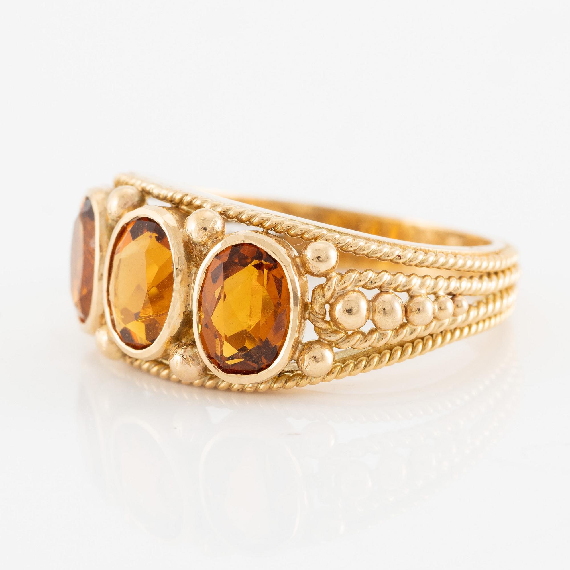 Ring 18K gold with three citrines.