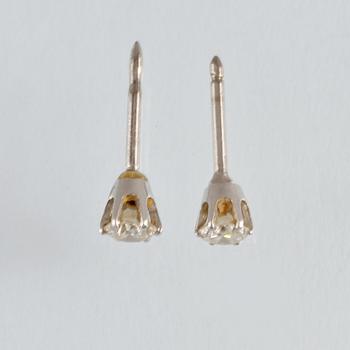 ÖRHÄNGEN, 18K vitguld med 2 briljantslipade diamanter ca 0.30 ct. Vikt 0,9 gram.