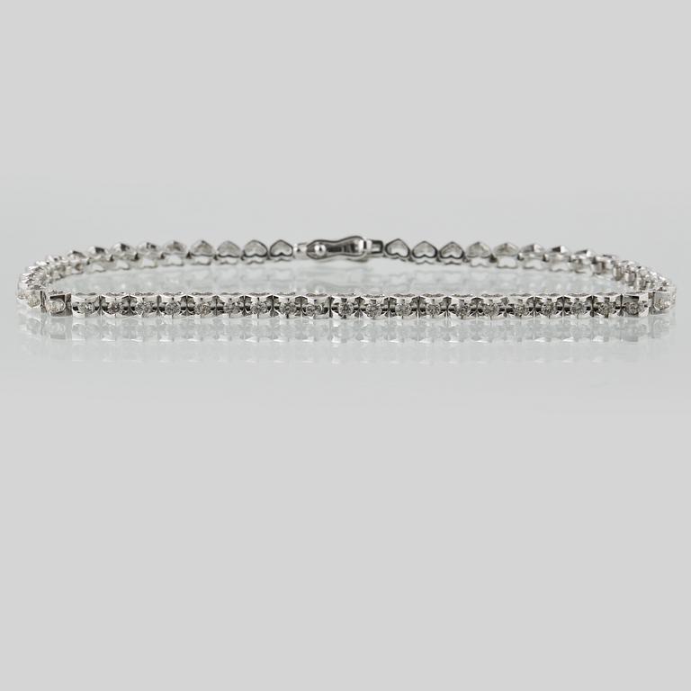 ARMBAND, 18K vitguld med briljantslipade diamanter ca 0.93 ct. Vikt 4,8 gram.