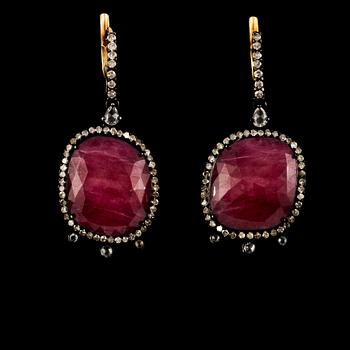 ÖRHÄNGEN, ett par, 8k guld med checkerslipade rubiner, 13.99 ct samt fasettslipade diamanter, 1.72 ct. Vikt 10 g.