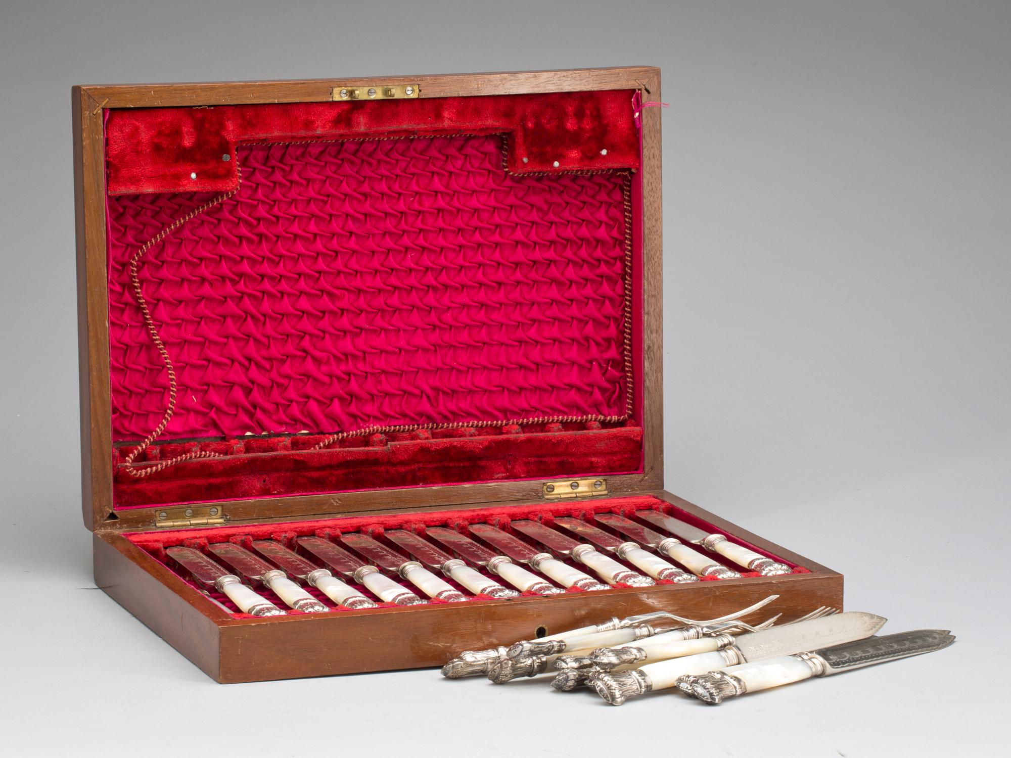 BESTICK, nysilver, utländska stämplar, omkring 1900, 36 delar.