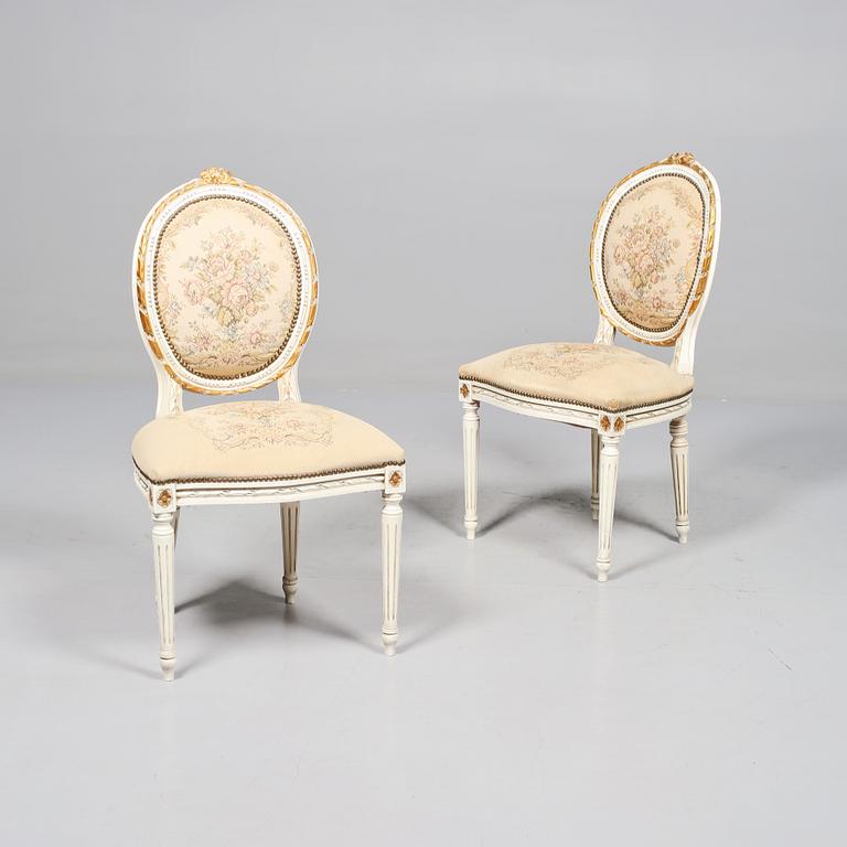 STOLAR, ett par, gustaviansk stil, omkring 1900-talets mitt.