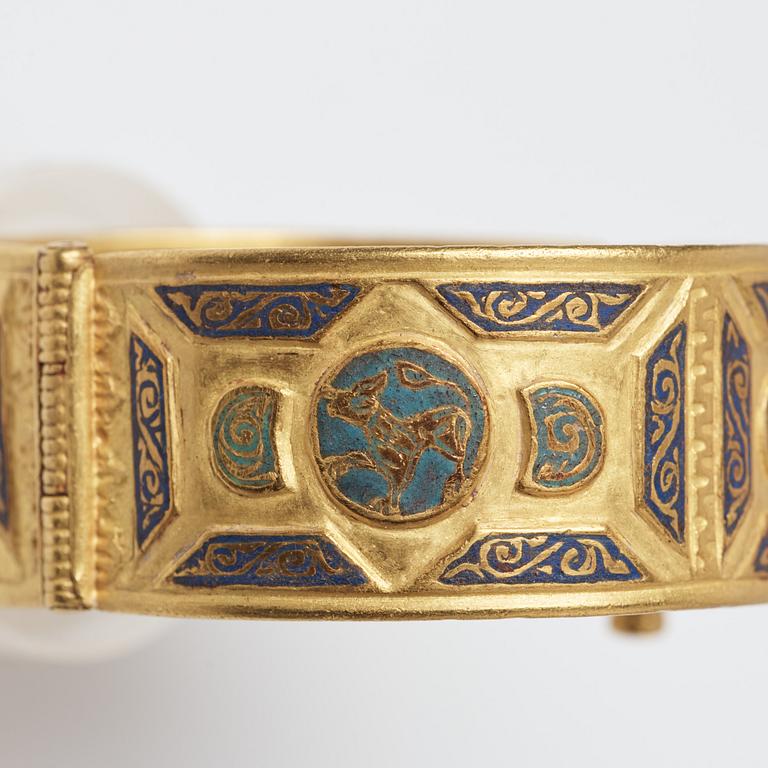 A Byzantine-style gold and enamel bracelet, presumably modern.