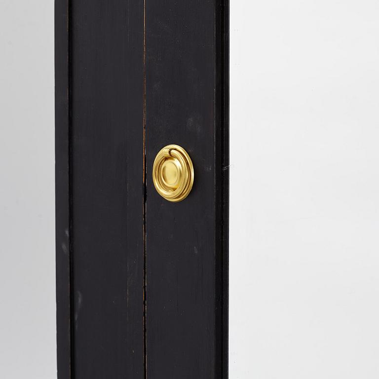 Klädskåp, 1900-talets första hälft.