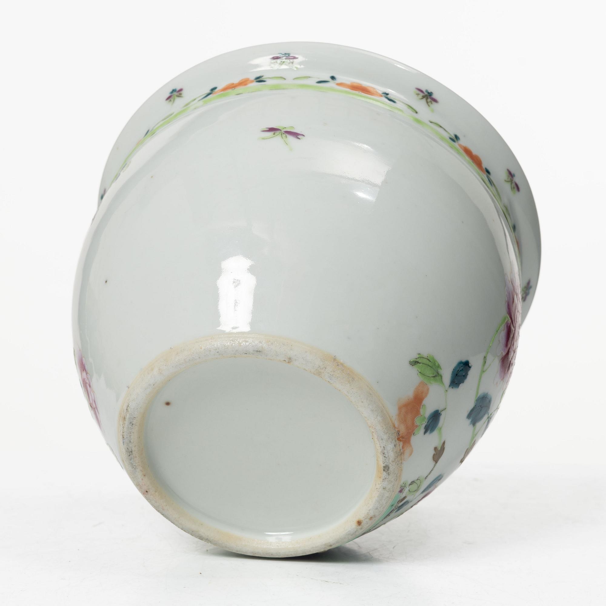 Mugg samt ytterfoder, porslin. Kina, Qingdynastin.