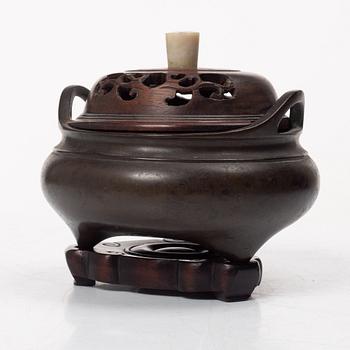 Rökelsekar med lock och ställ, brons, Kina, tidigt 1900-tal.