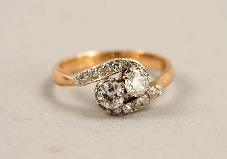 RING, 18K, 2 st gammelslipade diamanter samt små diamanter.