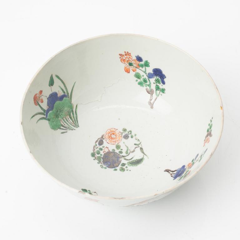 A Chinese famille verte porcelain bowl, Qing dynasty, Kangxi (1662-1722).