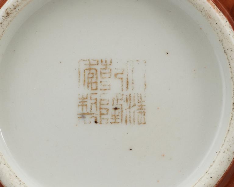PENSELBAD, porslin. Qing dynastin, med Qianlongs sigillmärke i guld.
