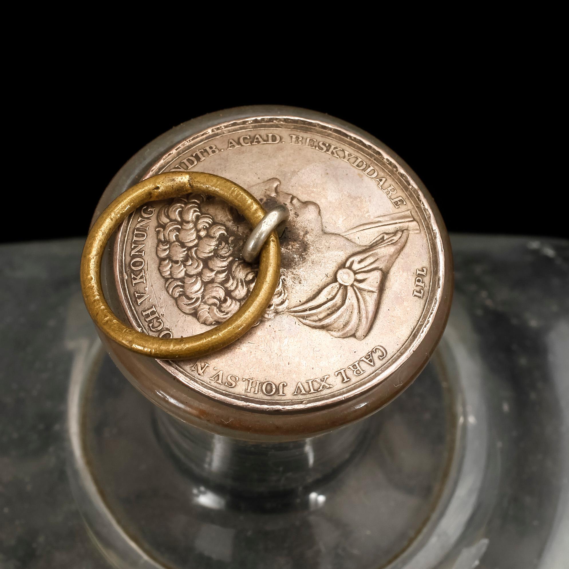 BRÄNNVINSFLASKOR, 2 st, 1800-talets första hälft.