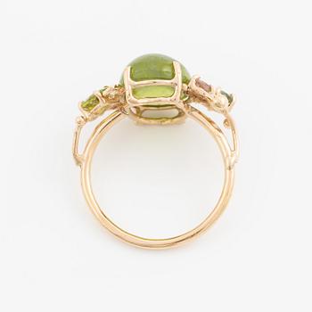 Ring, Mandelstam, 18K gold with cabochon-cut peridot, tourmalines, and brilliant-cut diamonds.