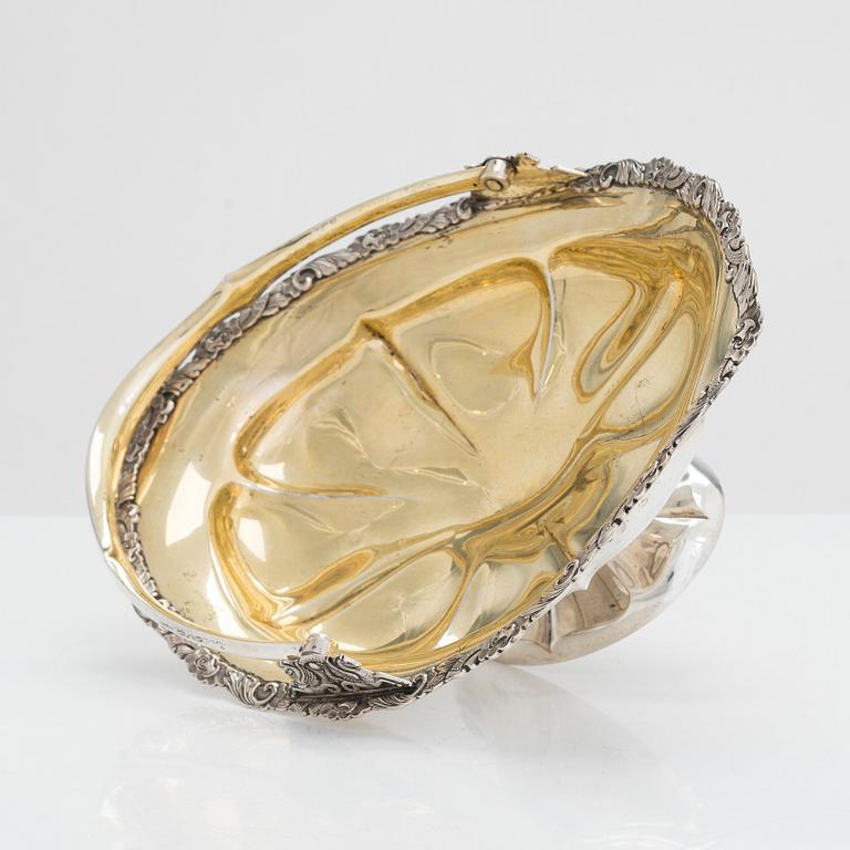 A parcel-gilt bread basket, Suomen Kultaseppä oy, Turku 1930.