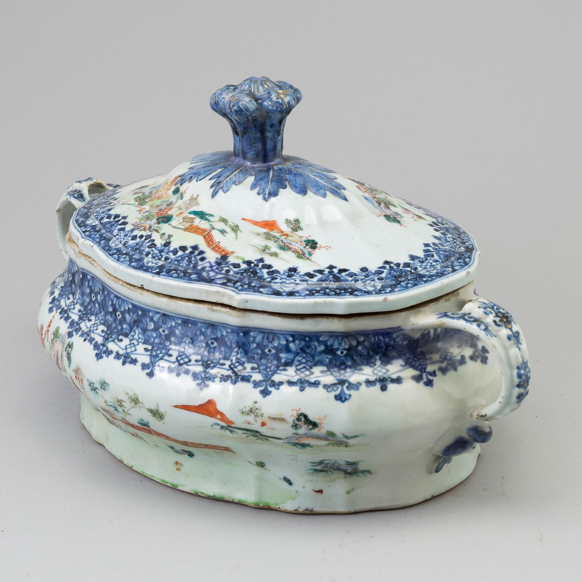 A wonderful Chinese blue and white with famille rose tureen with cover, Qing dynasty, early 18th century.