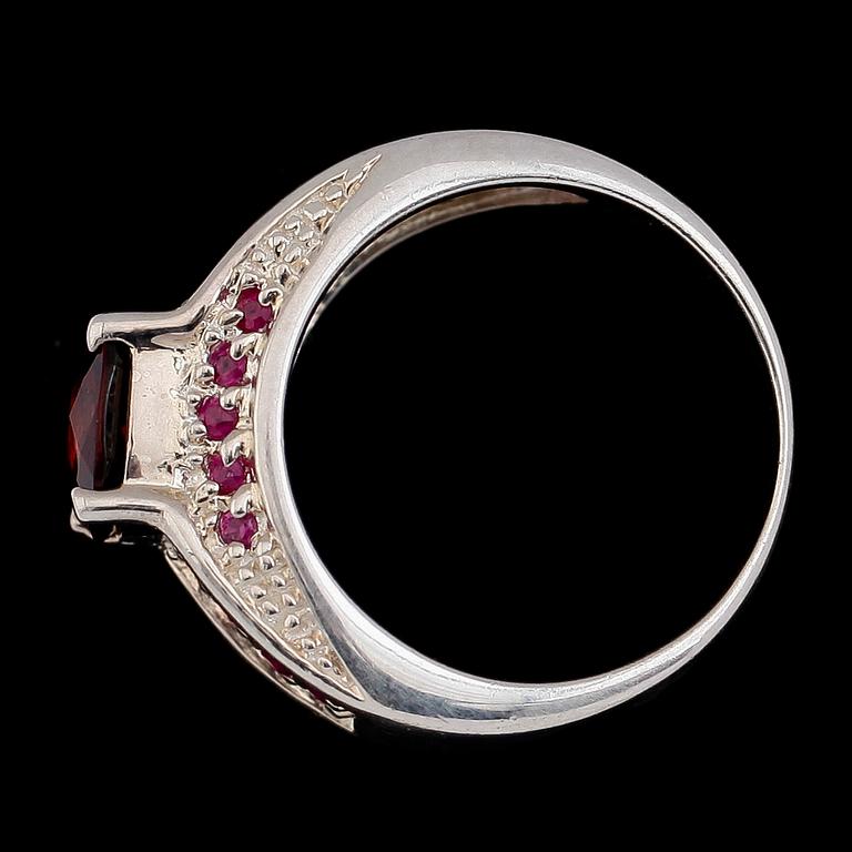 RING, sterlingsilver, rubin och safirer. Vikt ca 8,9 g.