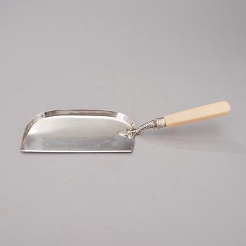 AN EDWARDIAN SILVER CRUMBER, marks of Mappin & Webb, Sheffield 1904.
