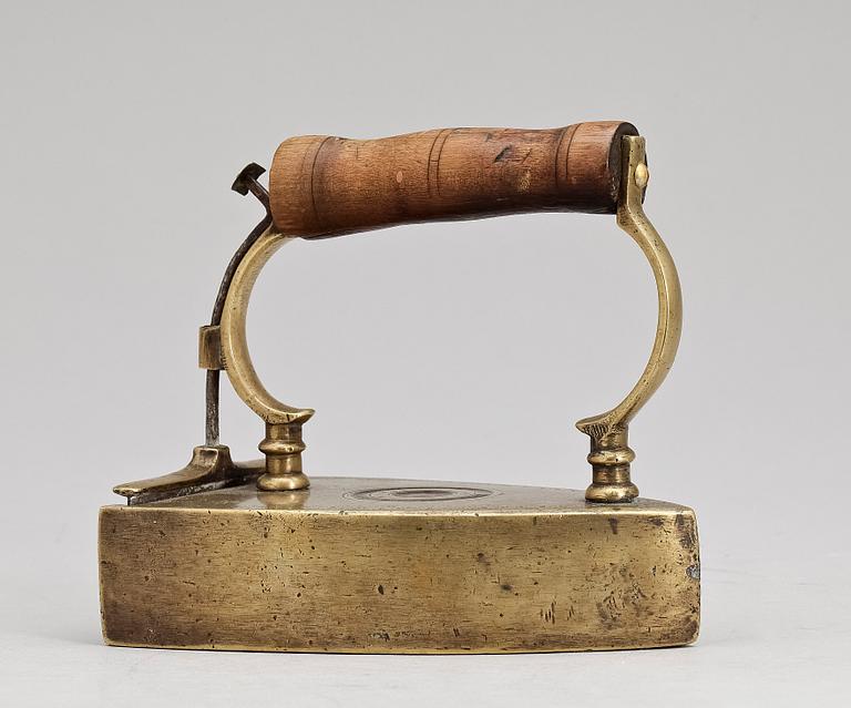 STRYKJÄRN, mässing, bär märkning, 1800-tal.