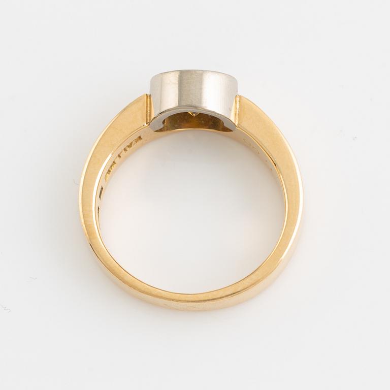 18K gold and orangebrown diamond ring.