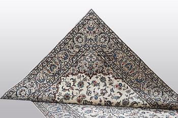 A carpet, Kashan, ca 293 x 196 cm.