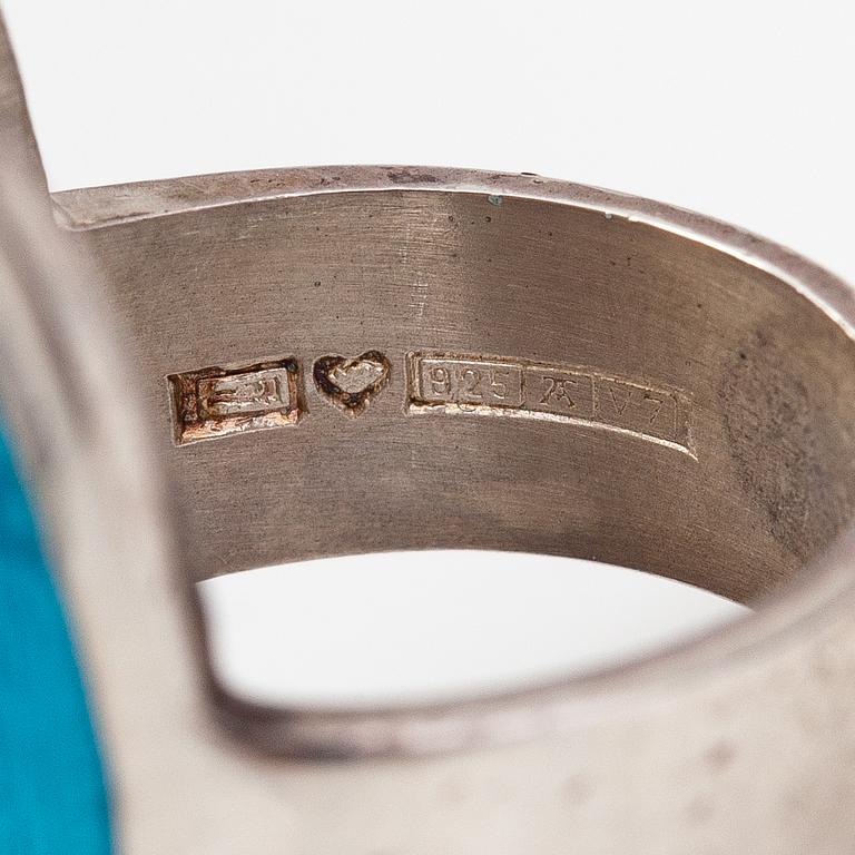 Pekka Piekäinen, Ring, sterlingsilver, emalj. Auran Kultaseppä, Åbo 1974.