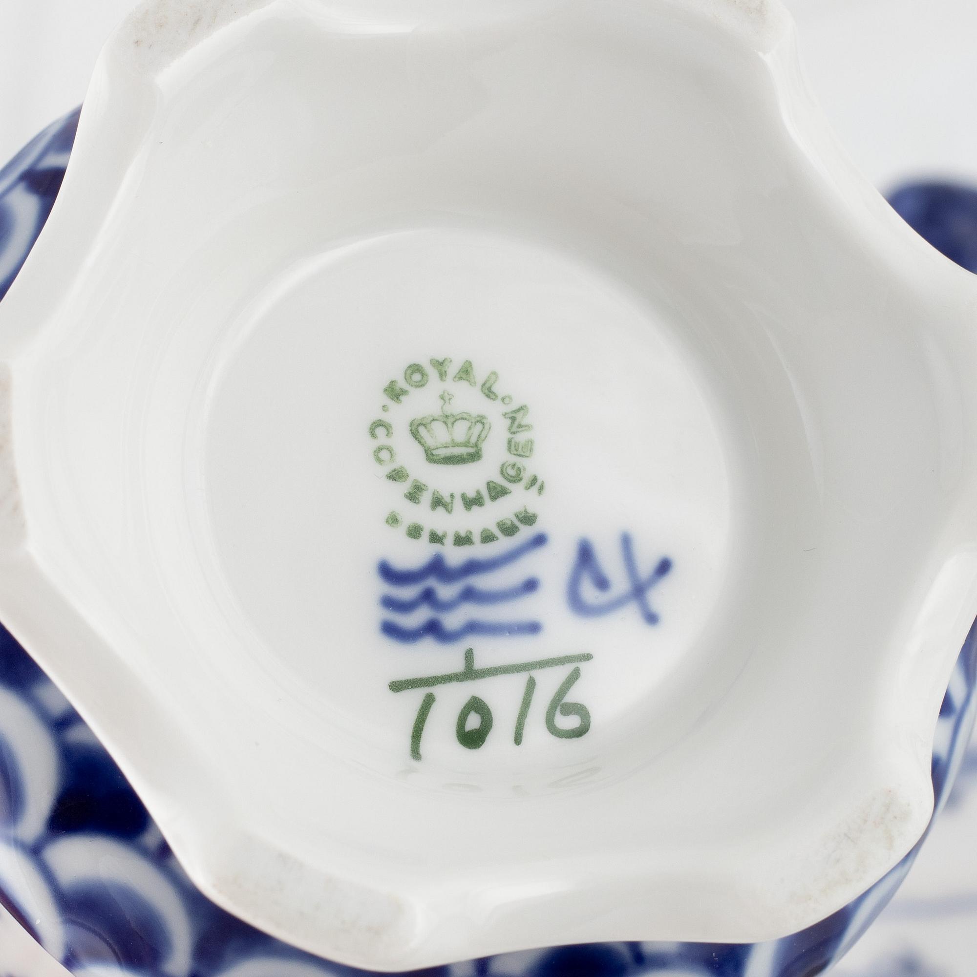 39 porcelain pieces of a 'Musselmalet' service, Royal Copenhagen, Denmark.