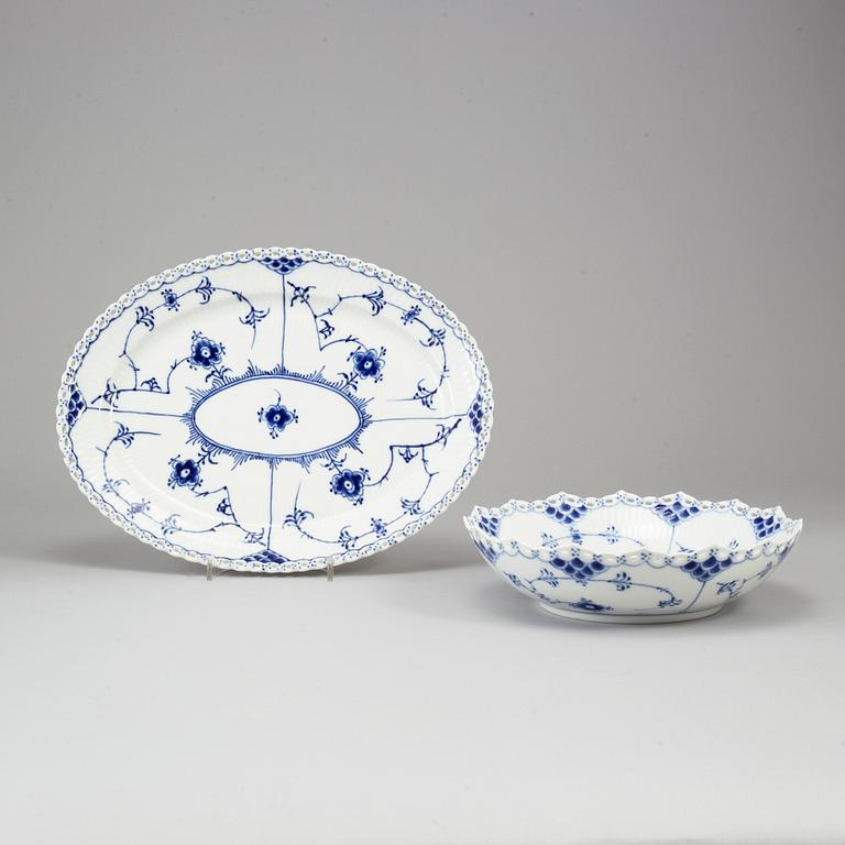 ROYAL COPENHAGEN, servisdelar, 7 stycken, porslin. "Musselmalet", Danmark.