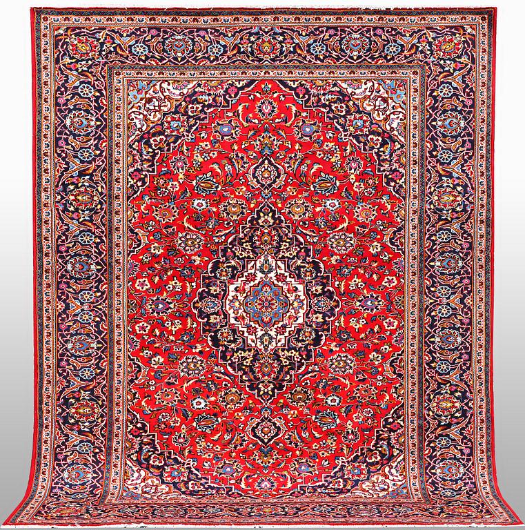 A carpet, Kashan, ca 354 x 251 cm.