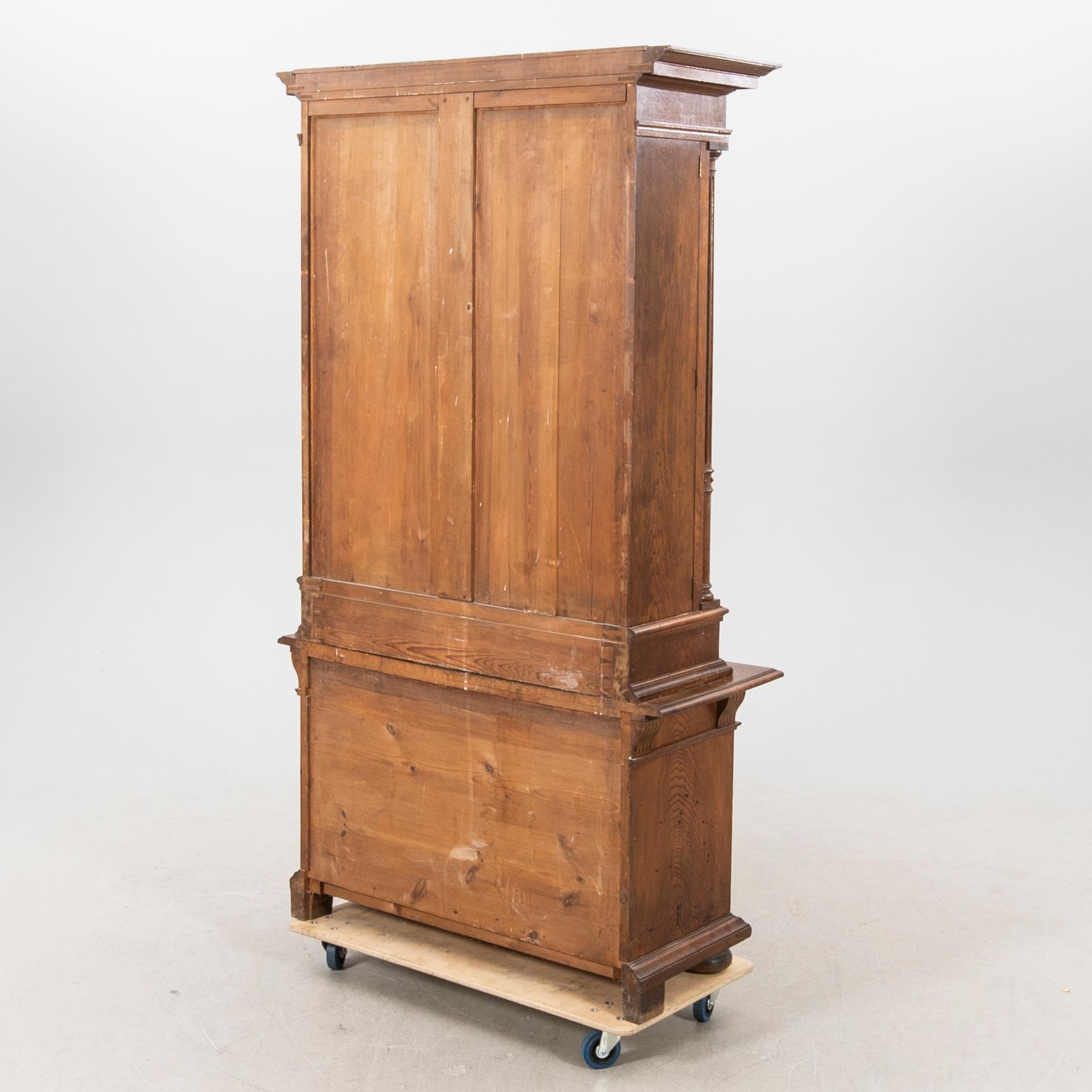 An oak bookcase around 1900.