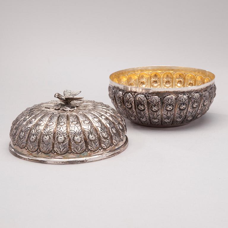 SKÅL MED LOCK, silver, utländska stämplar, 1900-talets första hälft. Vikt 748 g.