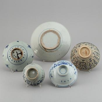 A group of five blue and white Chinese dishes, 17th/19th Century.