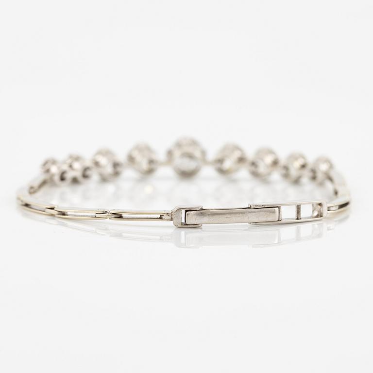Armband, 18K vitguld och nio gammalslipade diamanter.
