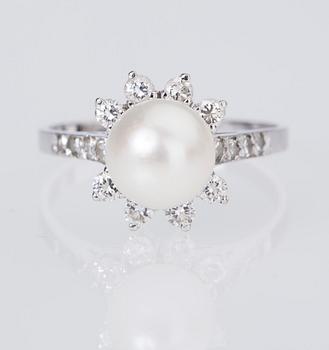 RING, 18 K vitguld med pärla samt diamanter ca 0.50 ct. Vikt ca 3,2 g.