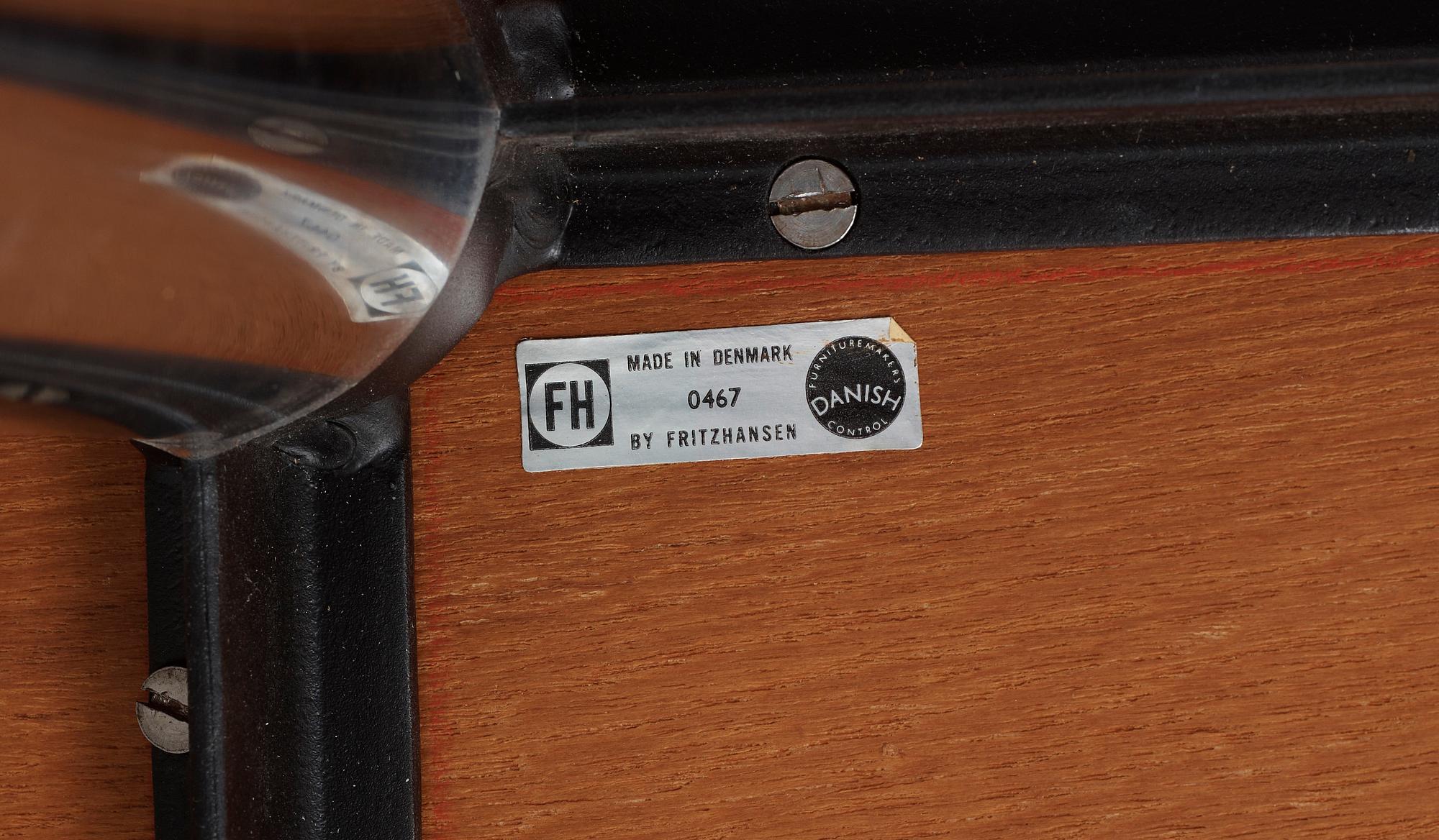 An Arne Jacobsen teak top dinner table, Fritz Hansen, Denmark 1967.