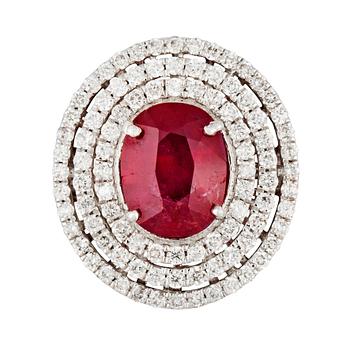 1202. RING, 18K vitguld. Rubin 3.78 ct, och briljantslipade diamanter, 1.36 ct. Storlek 17. Vikt 9,0 g.