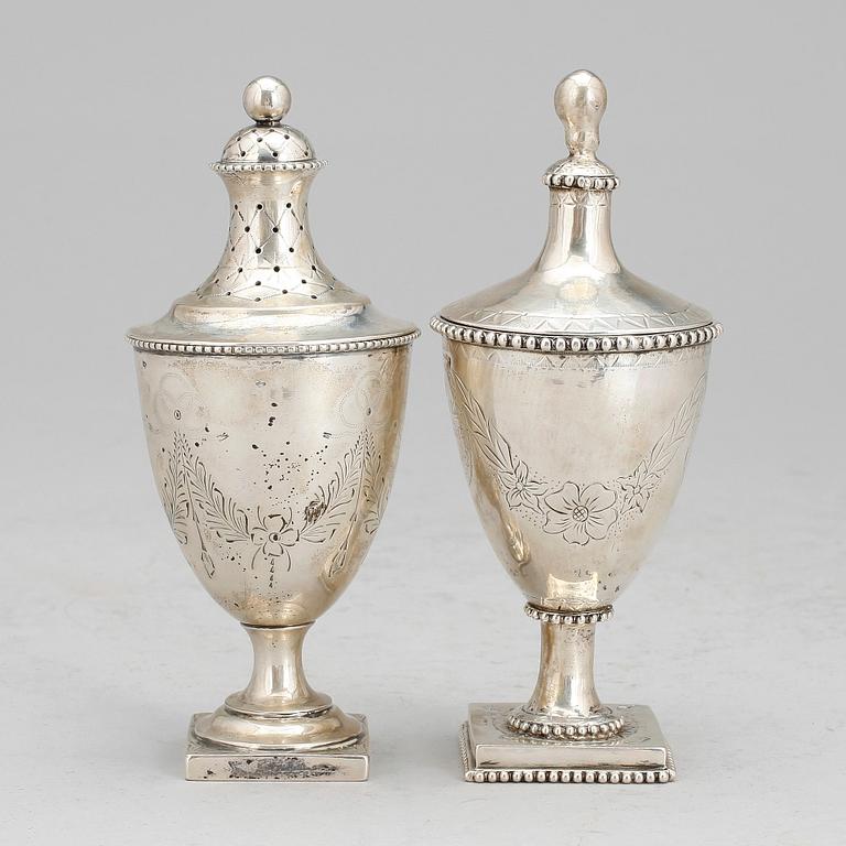 DOFTURNOR med lock, silver, 2 st, gustaviansk och gustaviansk stil,  Bergen 1795, resp. 1896. Tot vikt 190 gram.