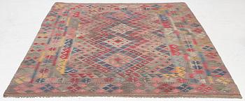 A Kelim carpt, c. 280 x 205 cm.