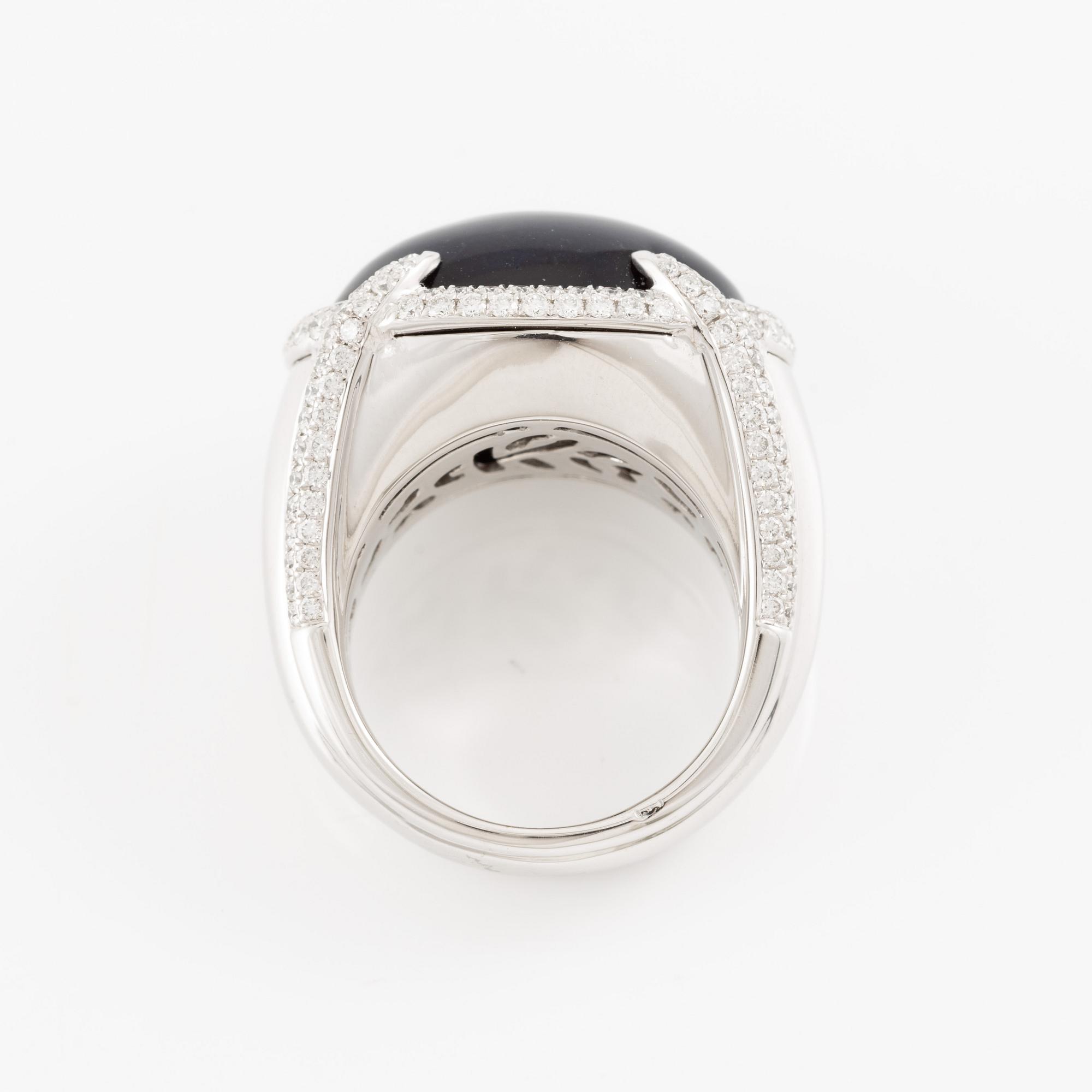 Ring in 18K white gold with opal and brilliant-cut diamonds.