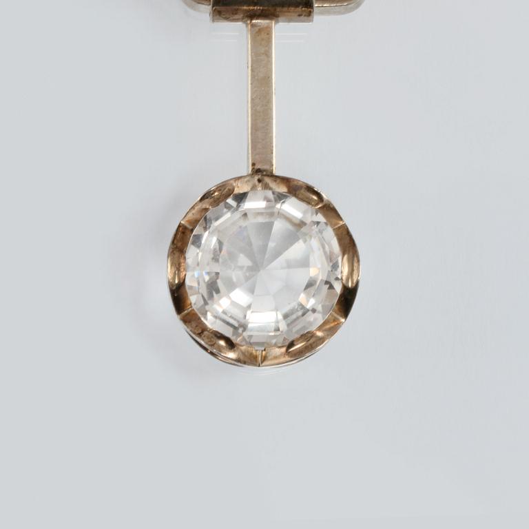 HALSLÄNK MED HÄNGE, silver med fasettslipad bergkristall, Cecilia Johansson, Göteborg, 1971. Vikt 105,6 gram.