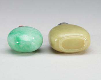 SNUSFLASKOR, två stycken, nefrit. Qing dynastin (1644-1912).