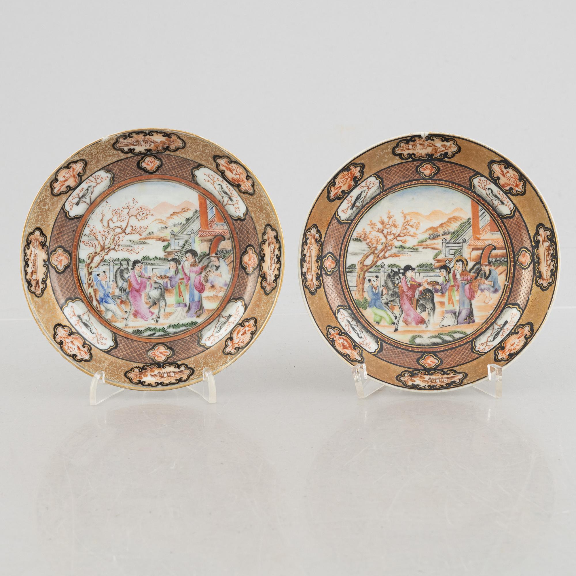 A pair of mandarin porcelain dishes/saucers, China, Qing dynasty, late 18th century/around 1800.