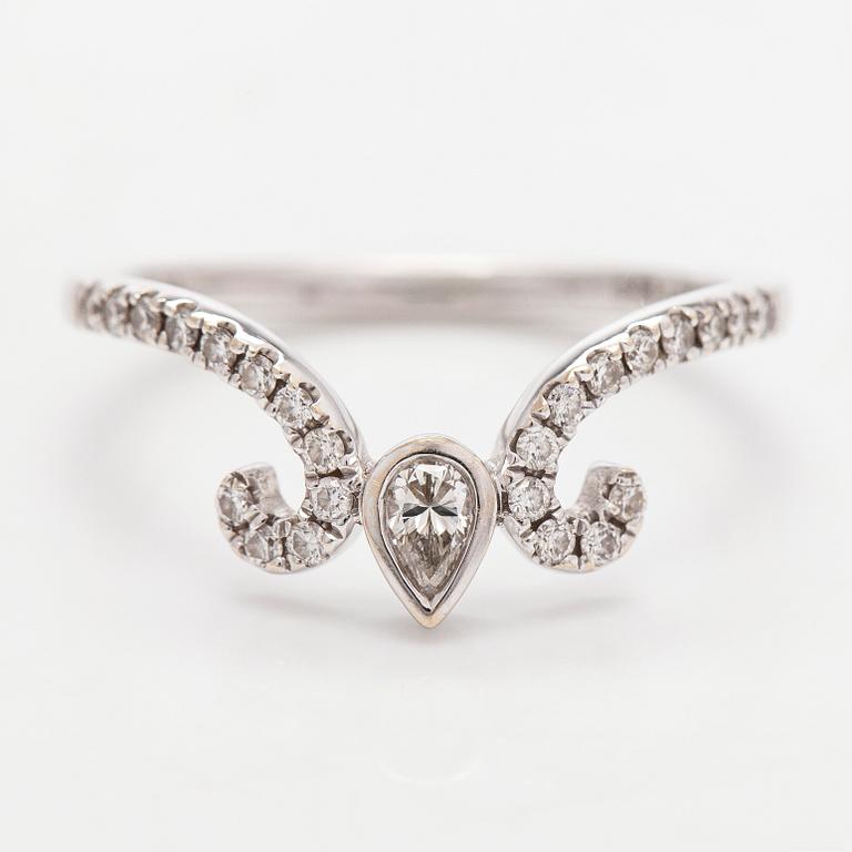Ring, 18K vitguld med päronslipad samt briljantslipade diamanter.