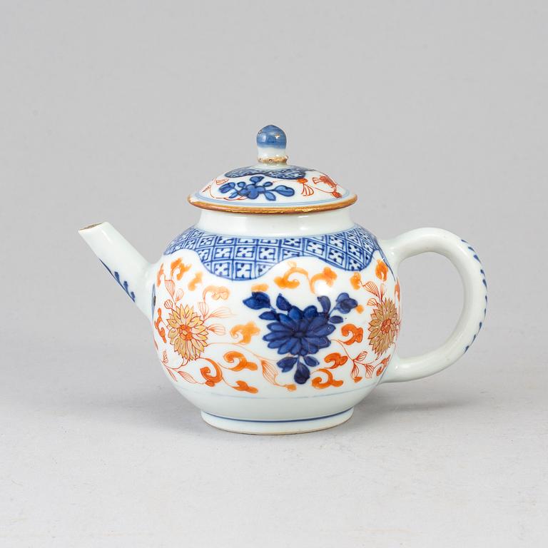 An imari teapot with cover, Qing dynasty, Qianlong (1736-95).
