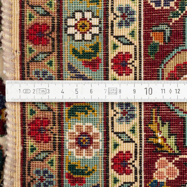 Matta, Täbris part silk, ca 266 x 176 cm.