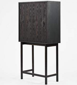 Mathieu Gustafsson, skåp, prototyp, "Tecknaren", utfört av snickarmästarna Markus Karlbom & Hannu Hietamäki, Burhult, 2024.