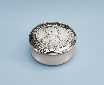 924. A Swedish 18th century parcel-gilt snuff-box, makers mark of Andreas Öhrman, Stockholm 1758.