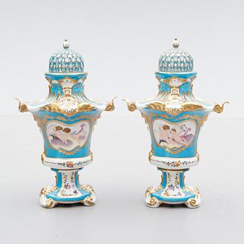 LOCKURNOR, 1 par, porslin, Sévresliknande märke, 1900-talets andra hälft.