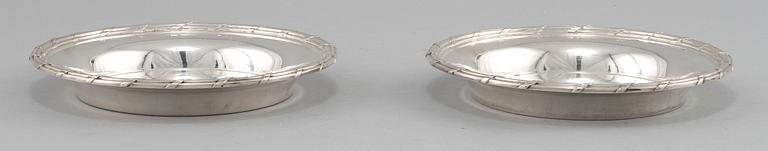 COASTERS, ett par, silver, Möllenborg, Stockholm, 1900. Vikt 500 g.