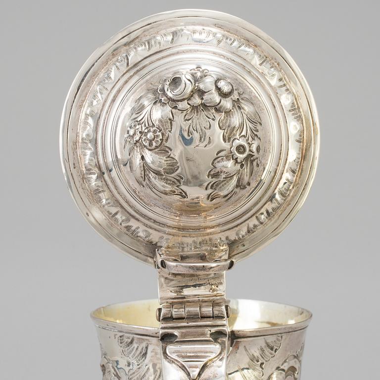 A silver drinking tankard London 1751. Weight ca 740 gram.