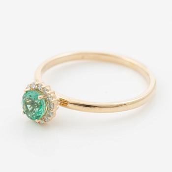 Ring in 14K gold with an emerald and small brilliant-cut diamonds.